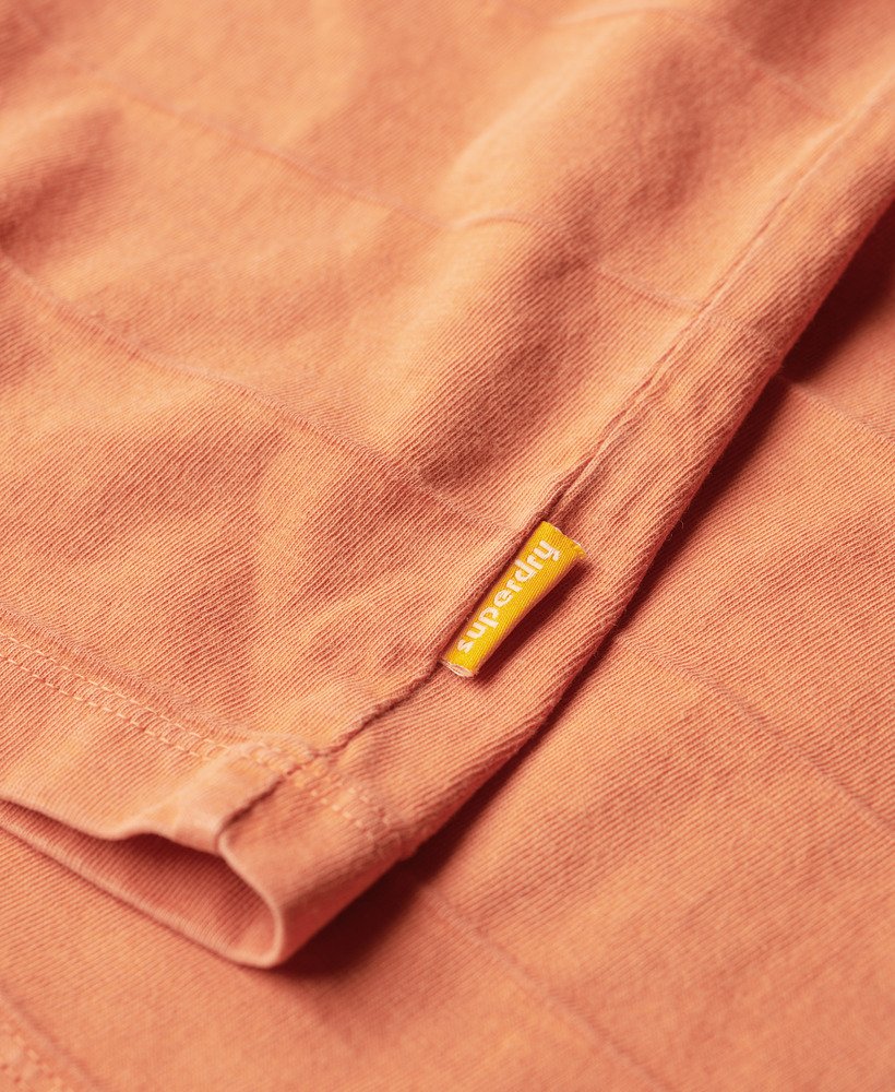 camiseta de algodão orgânico com textura vintage na cor laranja ferrugem defumada.