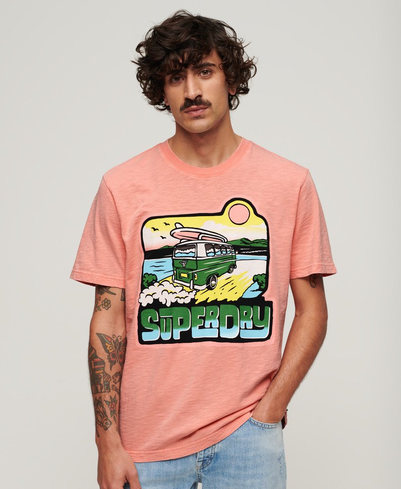 camiseta folgada com estampa de viagem em neon na cor pêssego âmbar e rosa.