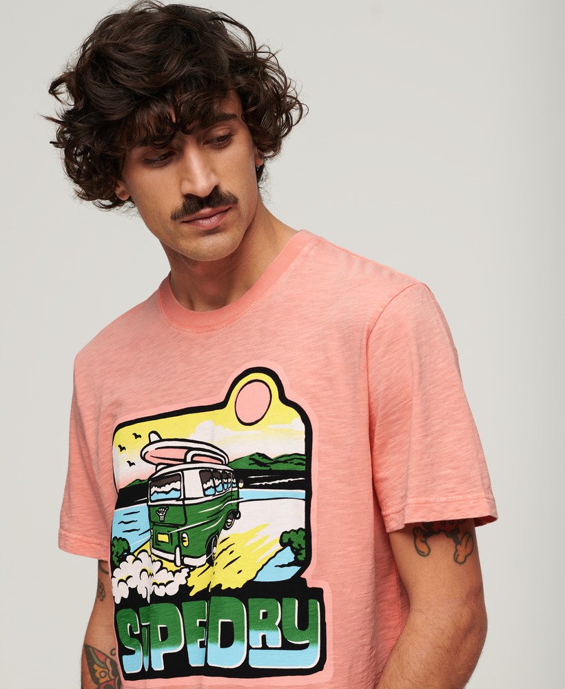 camiseta folgada com estampa de viagem em neon na cor pêssego âmbar e rosa.