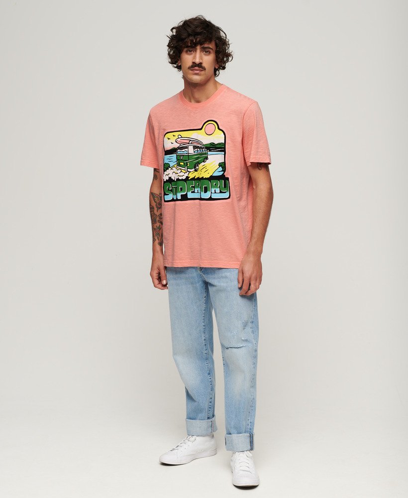 camiseta folgada com estampa de viagem em neon na cor pêssego âmbar e rosa.