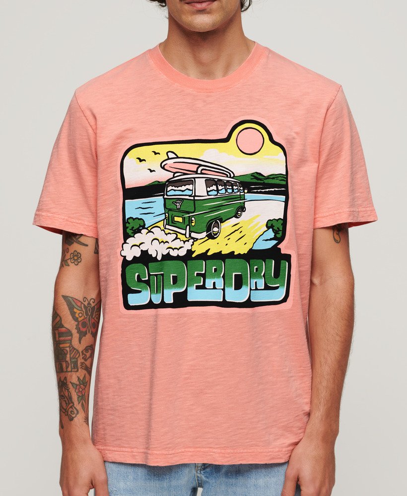 camiseta folgada com estampa de viagem em neon na cor pêssego âmbar e rosa.