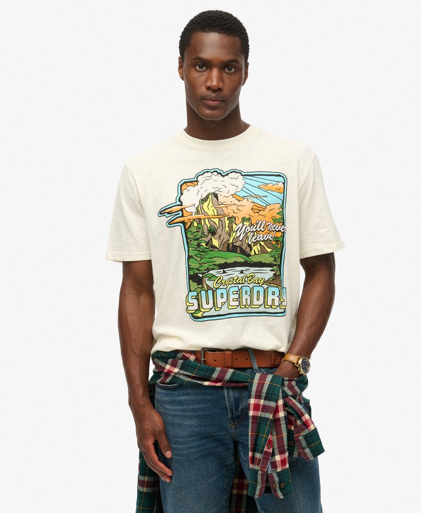 camiseta folgada com estampa de viagem em neon na cor off-white com textura irregular.