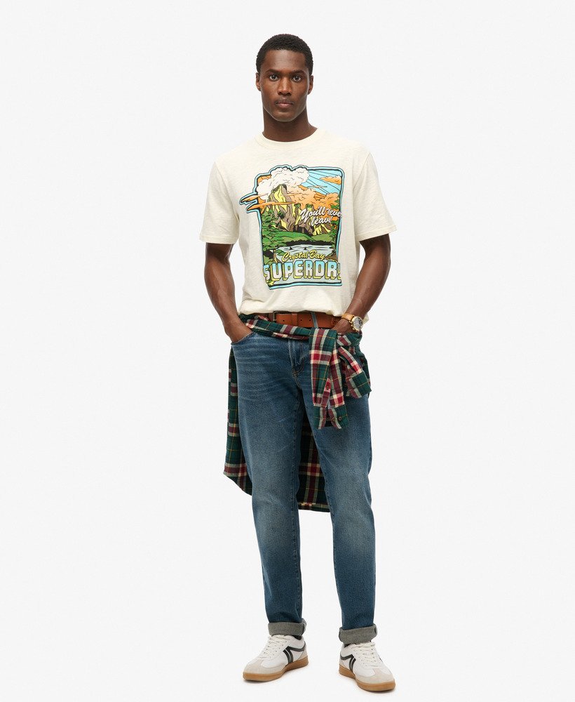 camiseta folgada com estampa de viagem em neon na cor off-white com textura irregular.