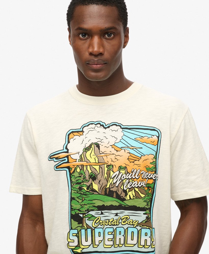 camiseta folgada com estampa de viagem em neon na cor off-white com textura irregular.