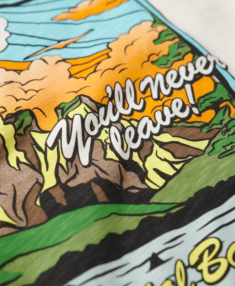 camiseta folgada com estampa de viagem em neon na cor off-white com textura irregular.