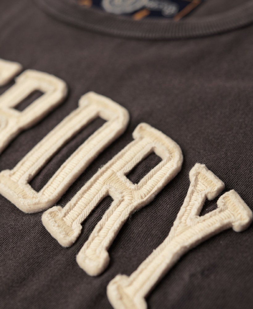 camiseta vintage esportiva de manga curta em verde acinzentado escuro