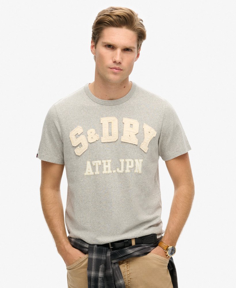 camiseta vintage esportiva de manga curta na cor cinza mescla claro.