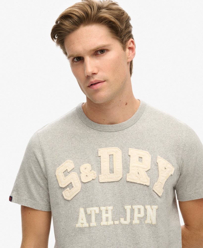 camiseta vintage esportiva de manga curta na cor cinza mescla claro.