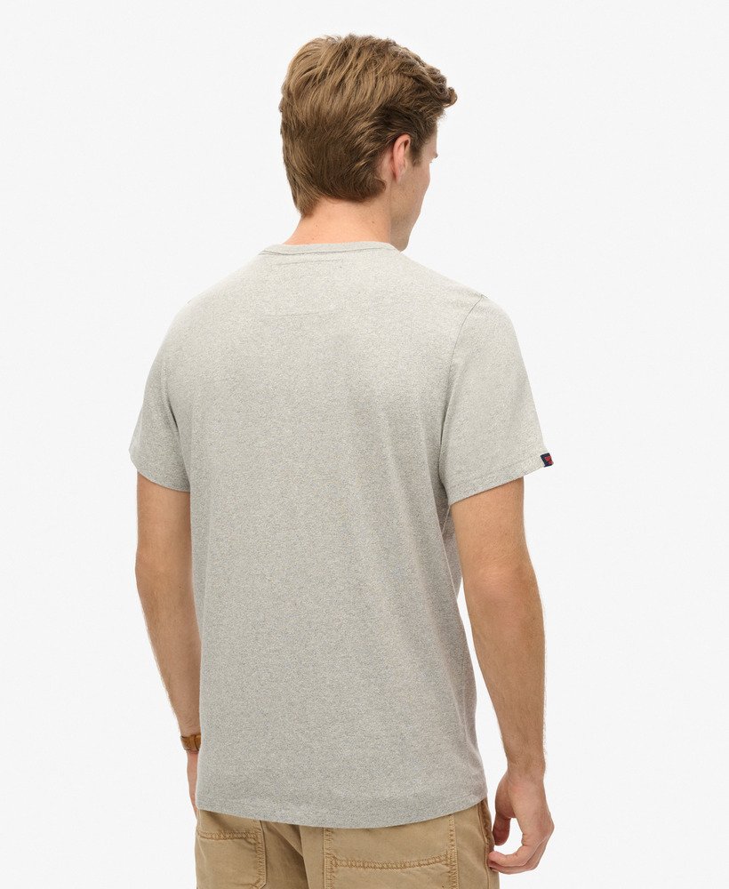 camiseta vintage esportiva de manga curta na cor cinza mescla claro.