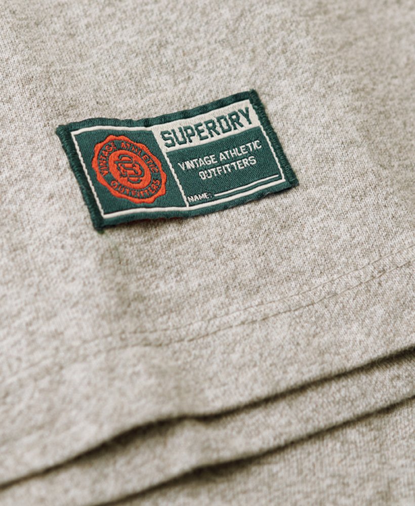 camiseta vintage esportiva de manga curta na cor cinza mescla claro.