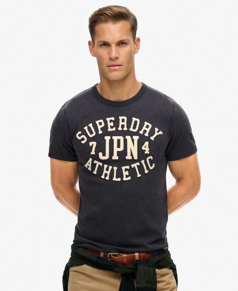 camiseta vintage esportiva de manga curta na cor azul-marinho eclipse.