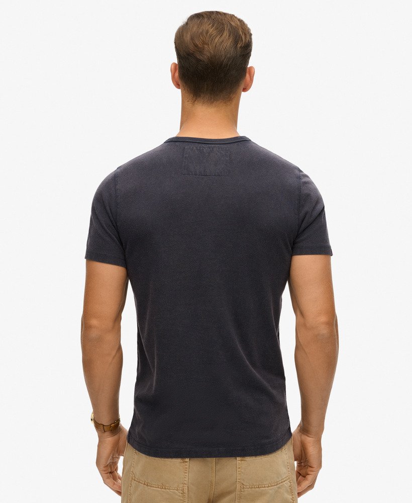 camiseta vintage esportiva de manga curta na cor azul-marinho eclipse.