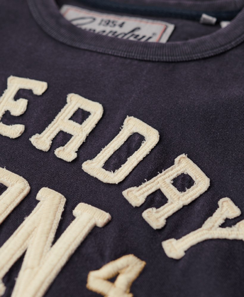 camiseta vintage esportiva de manga curta na cor azul-marinho eclipse.