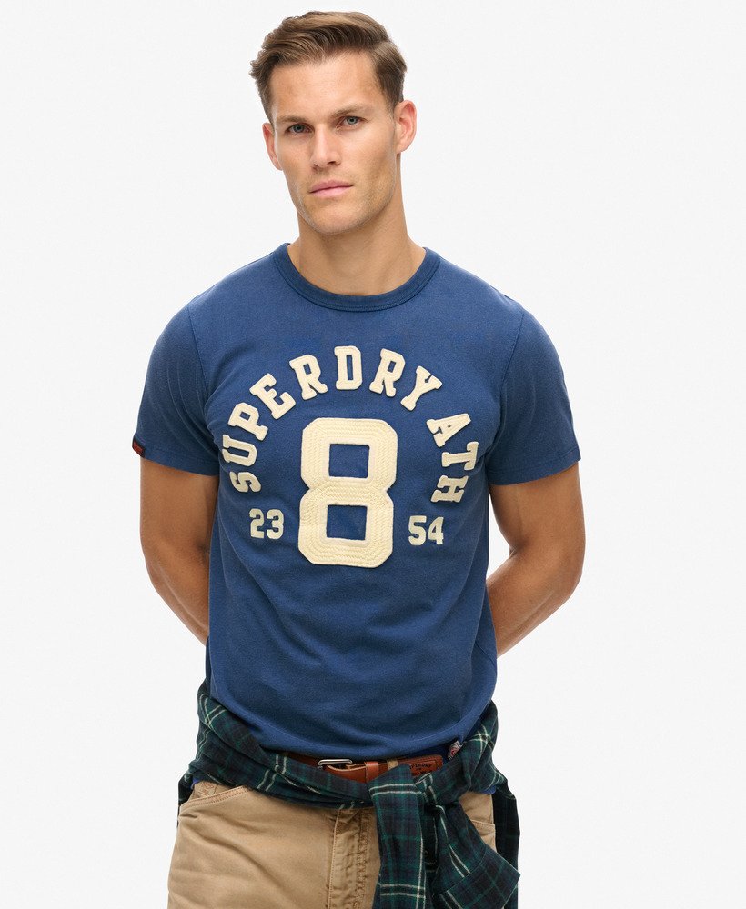 camiseta vintage esportiva de manga curta na cor azul marinho.