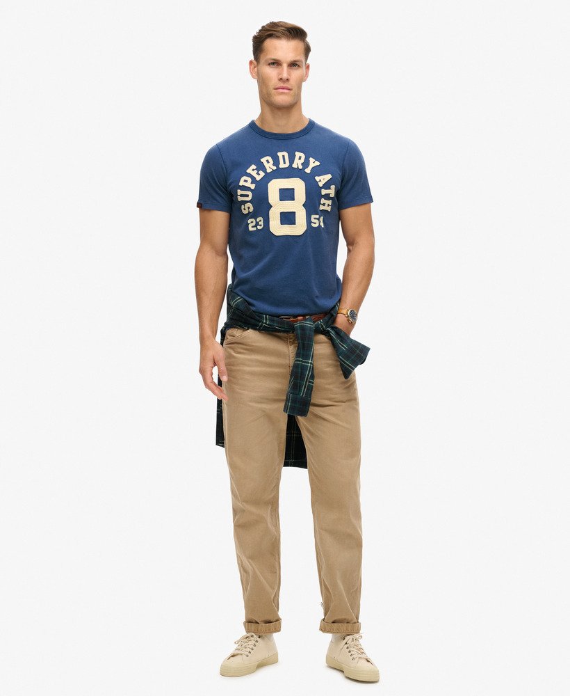 camiseta vintage esportiva de manga curta na cor azul marinho.