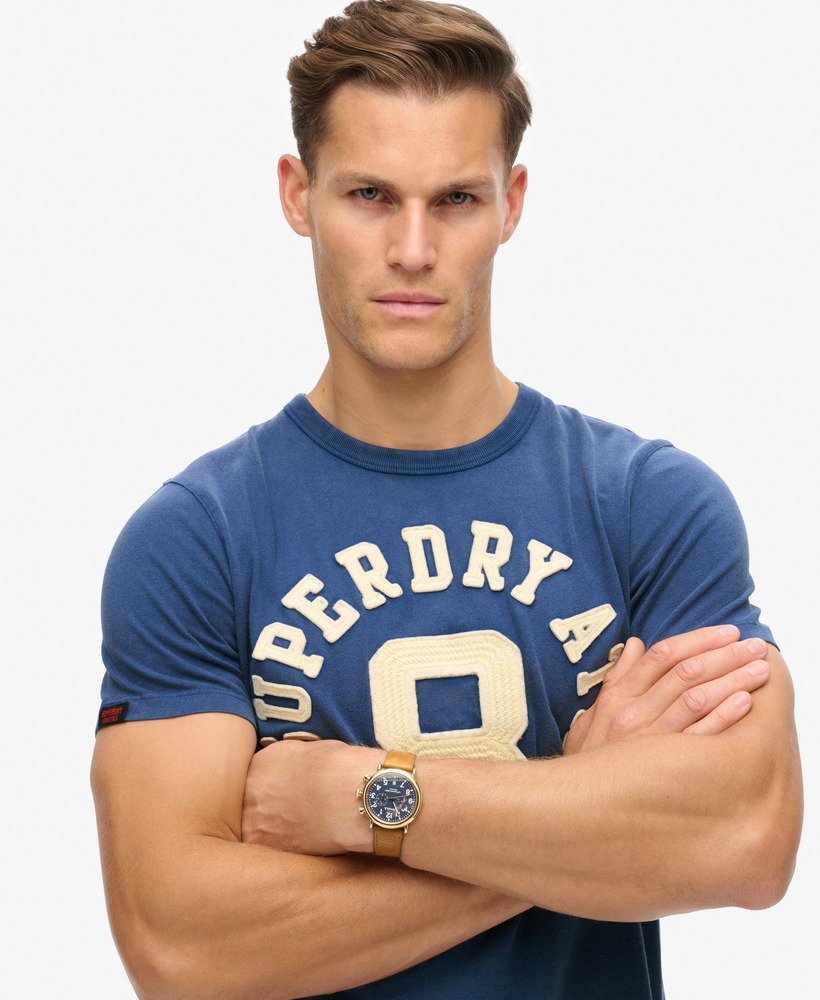 camiseta vintage esportiva de manga curta na cor azul marinho.