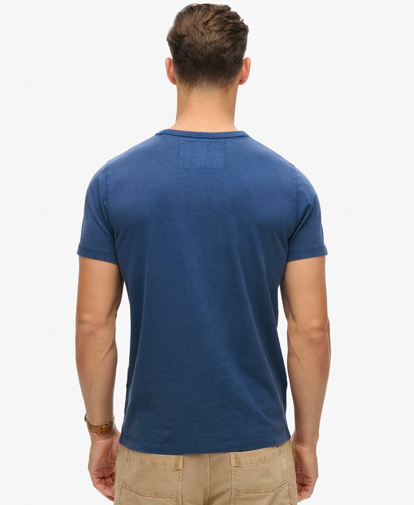 camiseta vintage esportiva de manga curta na cor azul marinho.
