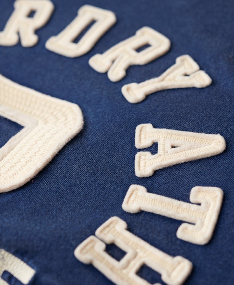 camiseta vintage esportiva de manga curta na cor azul marinho.