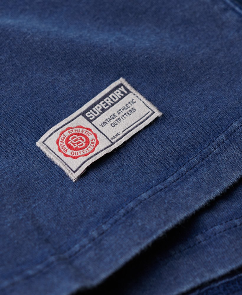 camiseta vintage esportiva de manga curta na cor azul marinho.