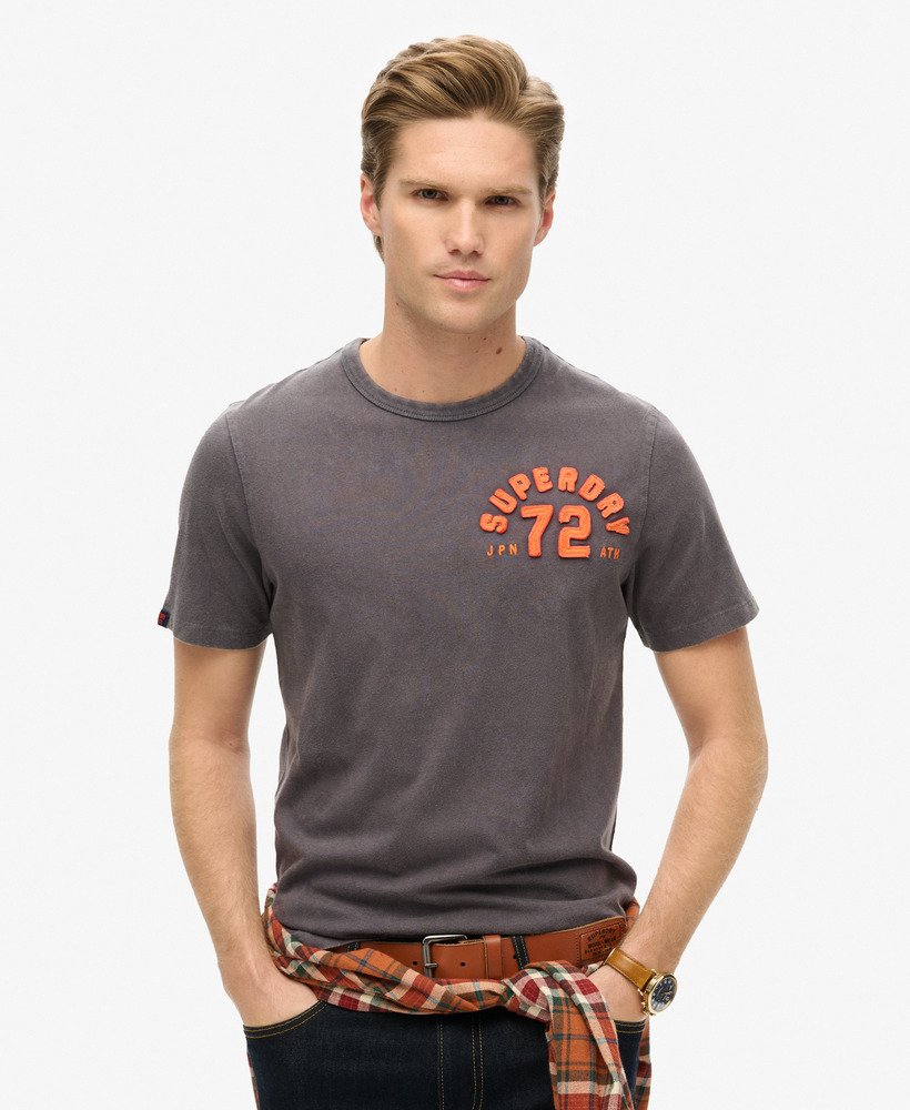 camiseta vintage esportiva de manga curta na cor preta grafite.