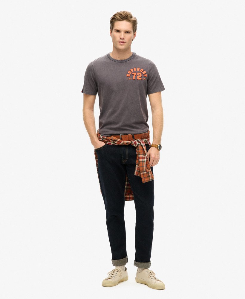 camiseta vintage esportiva de manga curta na cor preta grafite.
