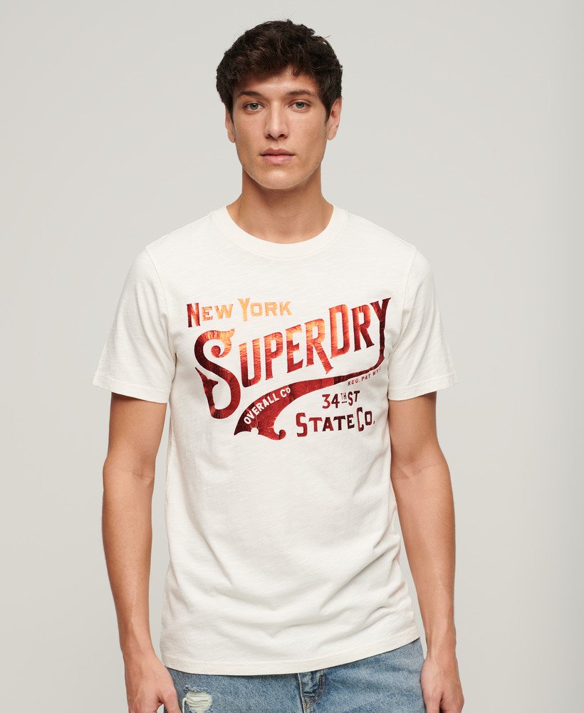 camiseta gráfica metálica workwear em tecido texturizado branco inverno.
