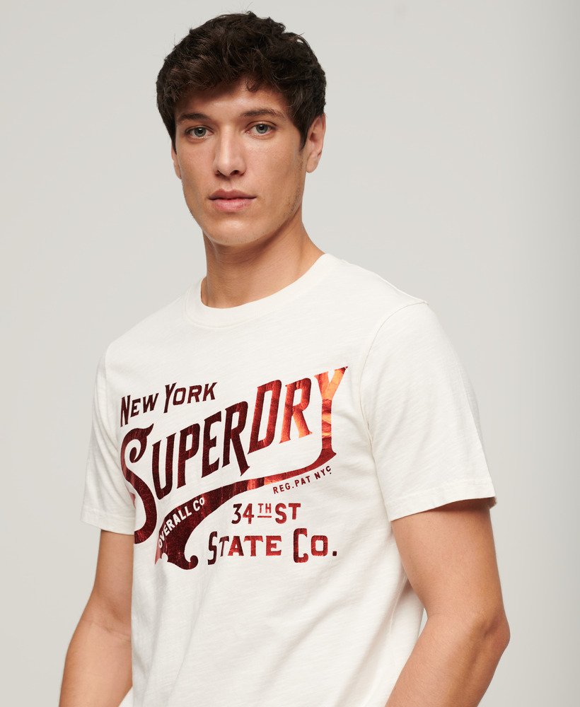 camiseta gráfica metálica workwear em tecido texturizado branco inverno.