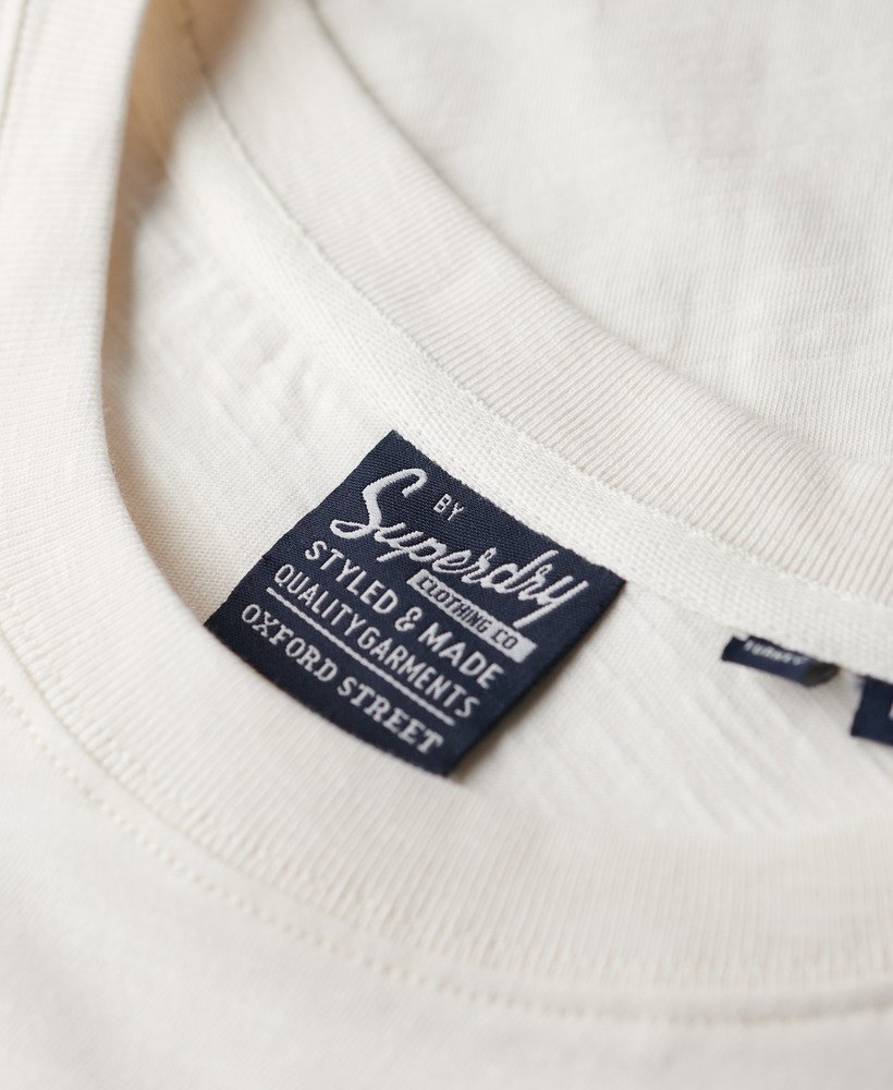 camiseta gráfica metálica workwear em tecido texturizado branco inverno.