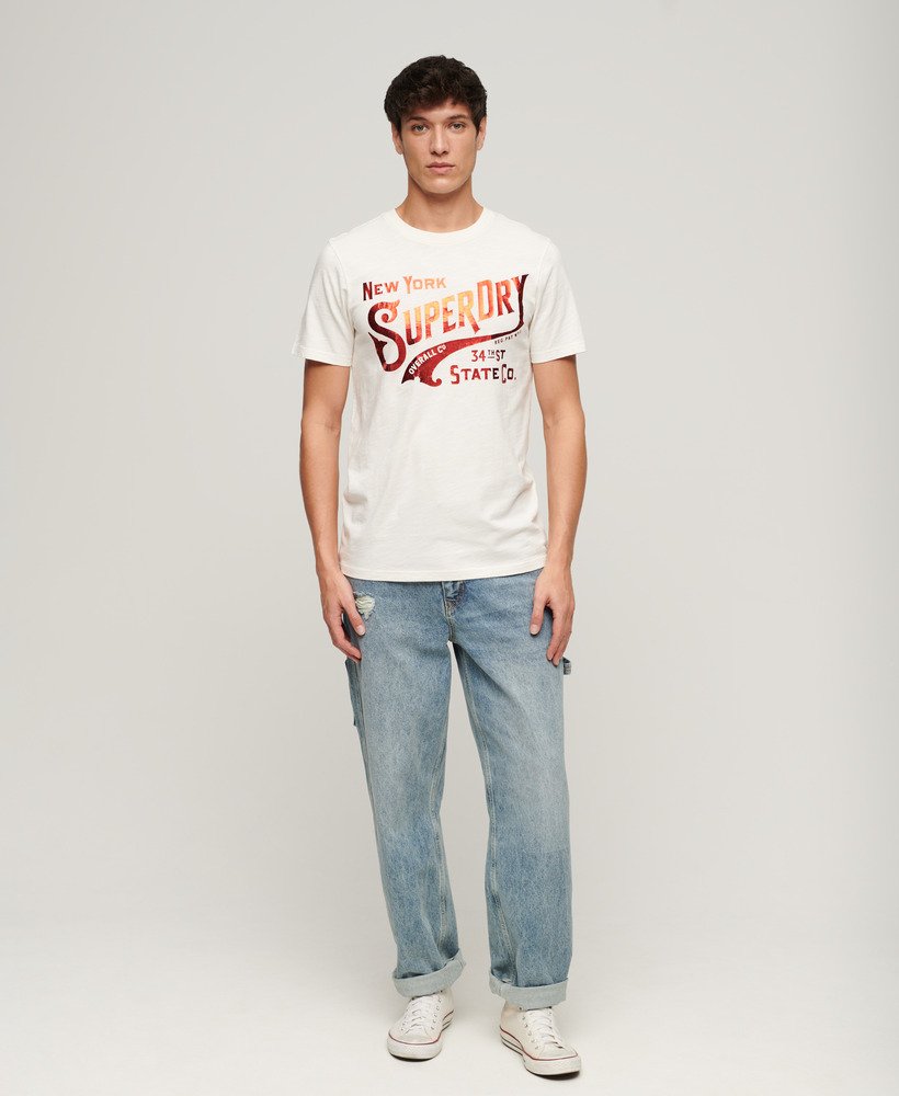 camiseta gráfica metálica workwear em tecido texturizado branco inverno.