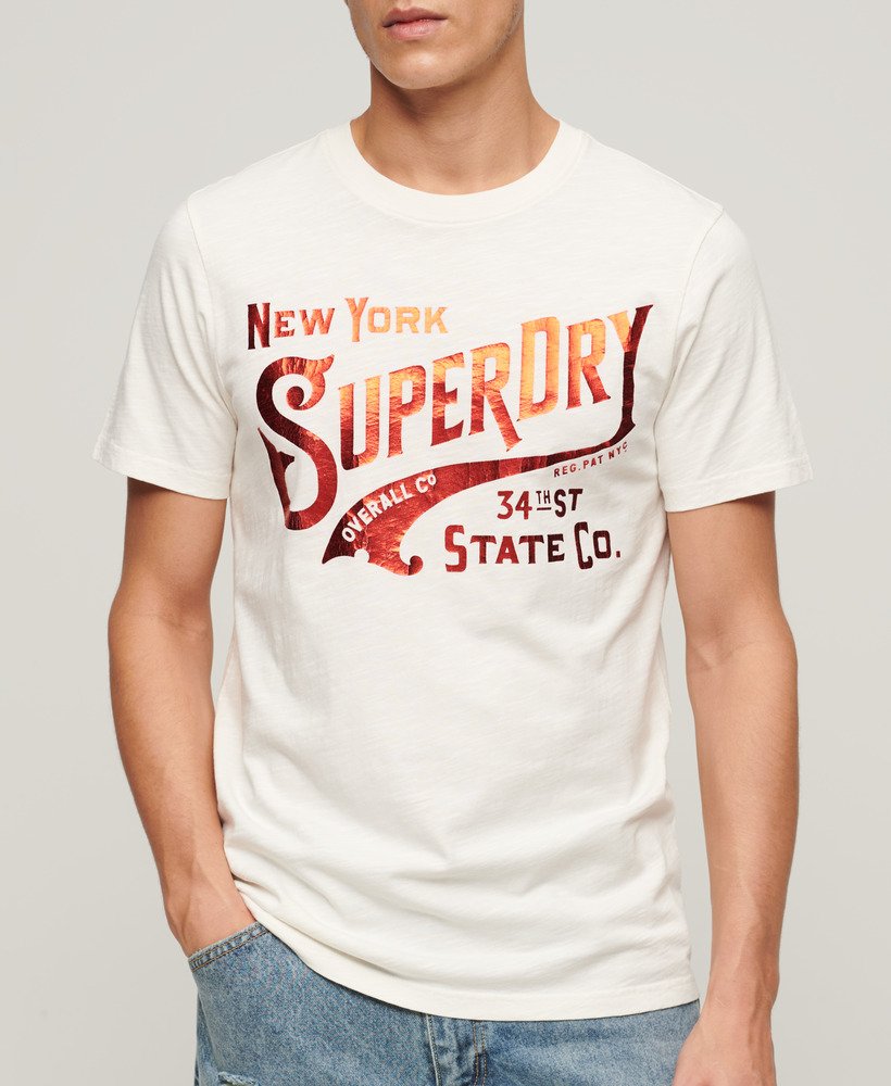 camiseta gráfica metálica workwear em tecido texturizado branco inverno.