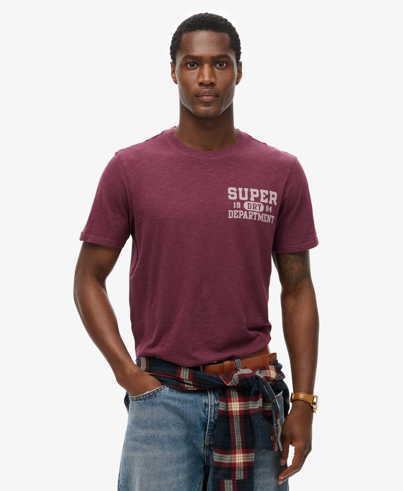 camiseta esportiva universitária com estampa na cor roxa figo texturizada.