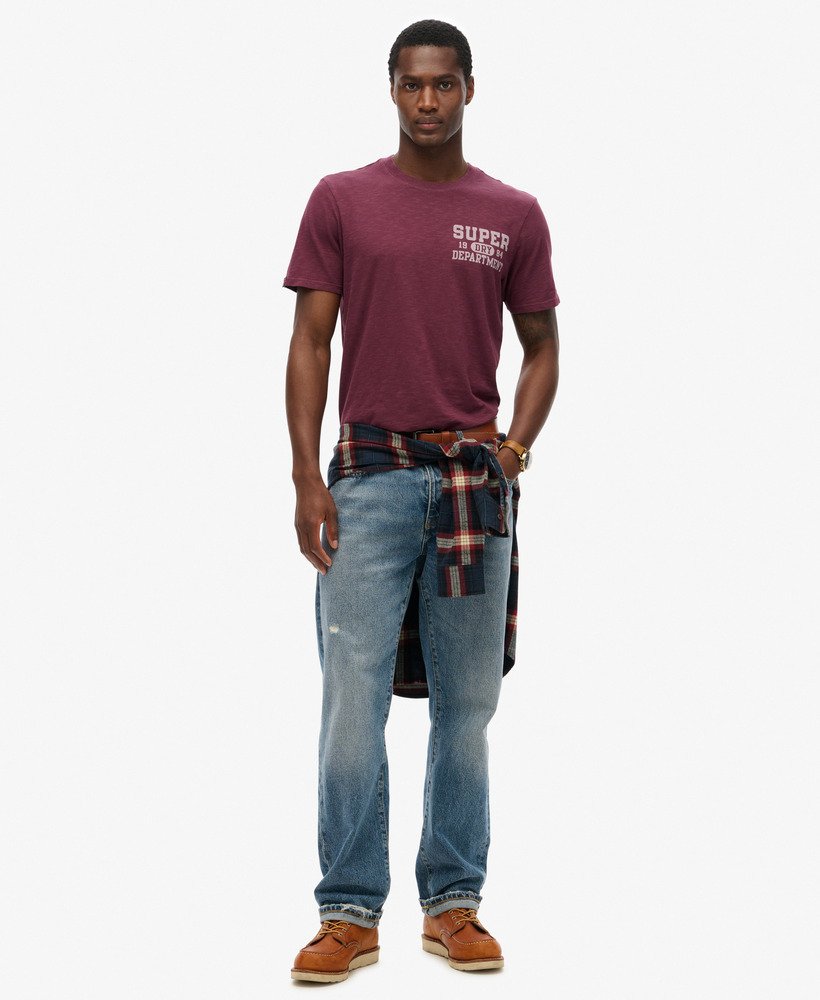 camiseta esportiva universitária com estampa na cor roxa figo texturizada.