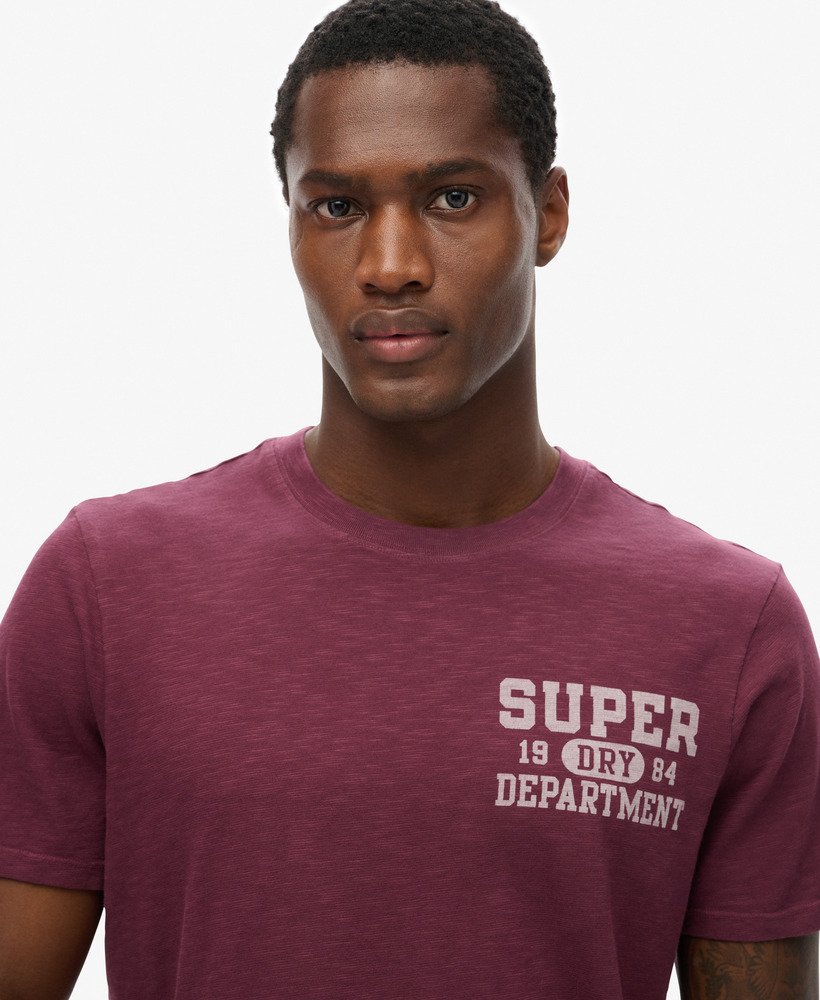 camiseta esportiva universitária com estampa na cor roxa figo texturizada.