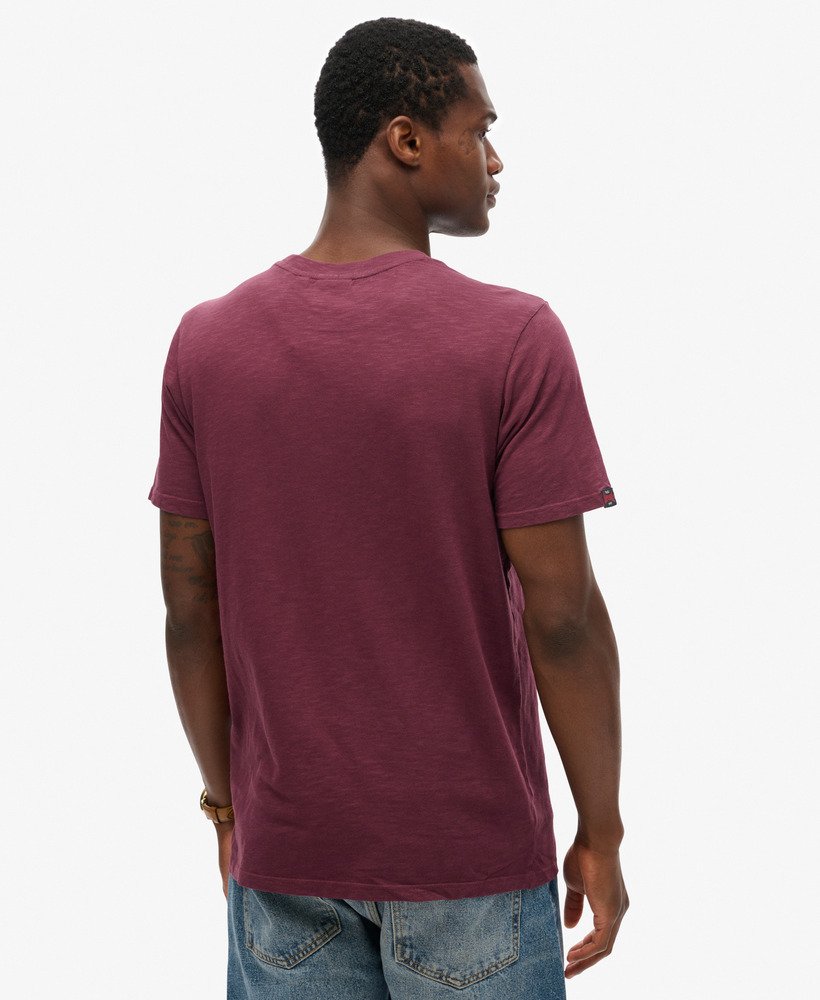 camiseta esportiva universitária com estampa na cor roxa figo texturizada.