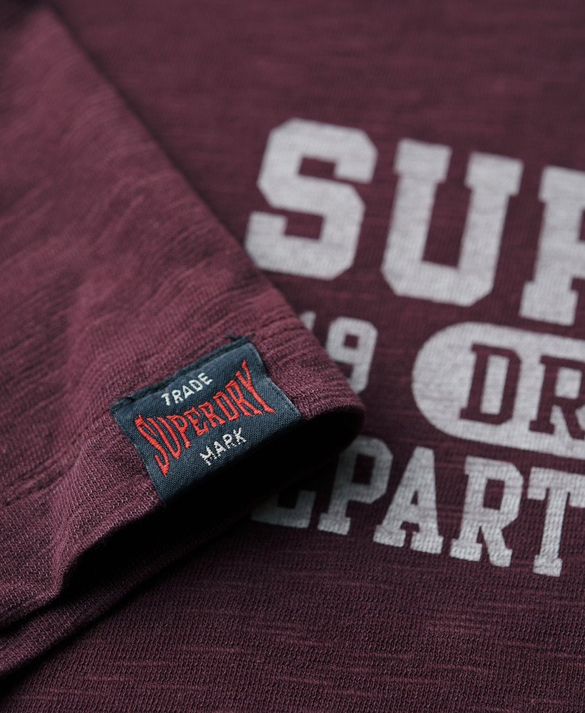 camiseta esportiva universitária com estampa na cor roxa figo texturizada.