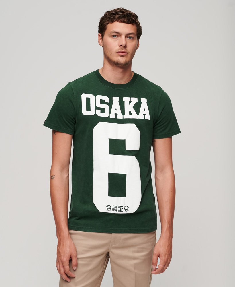 camiseta osaka 6 com estampa em relevo na cor verde esmalte.