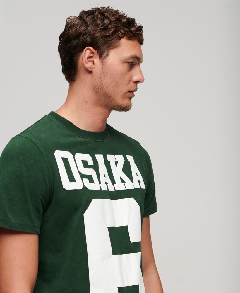 camiseta osaka 6 com estampa em relevo na cor verde esmalte.