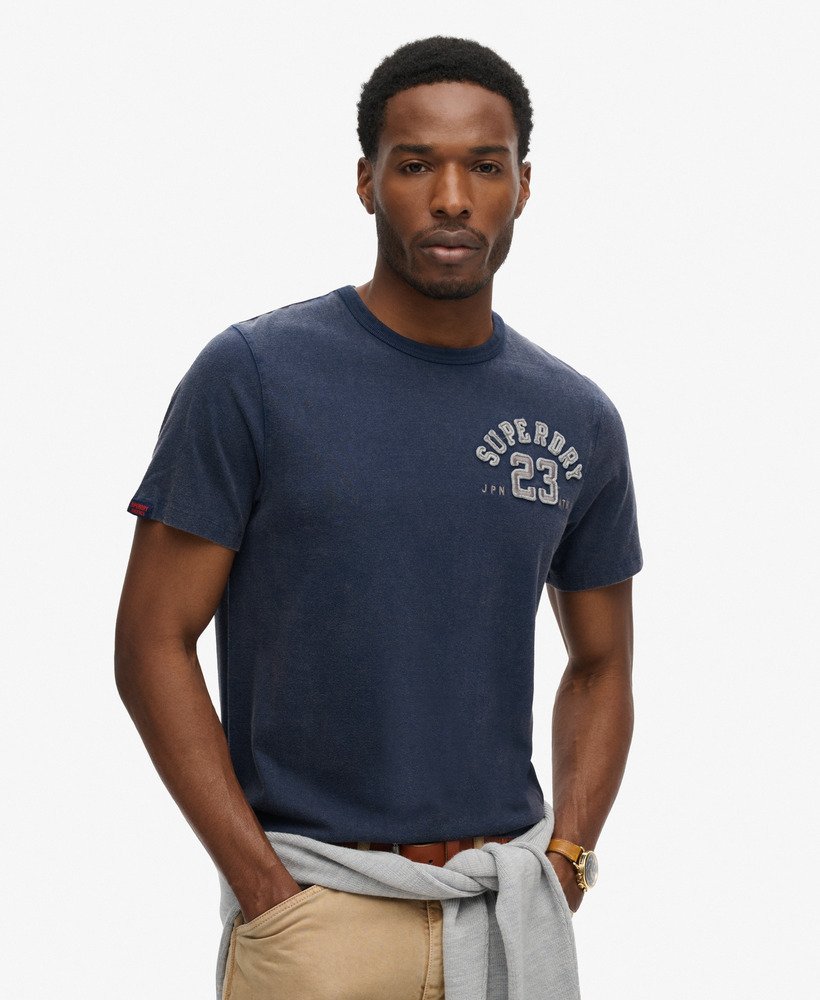camiseta vintage esportiva de manga curta na cor azul marinho intenso.