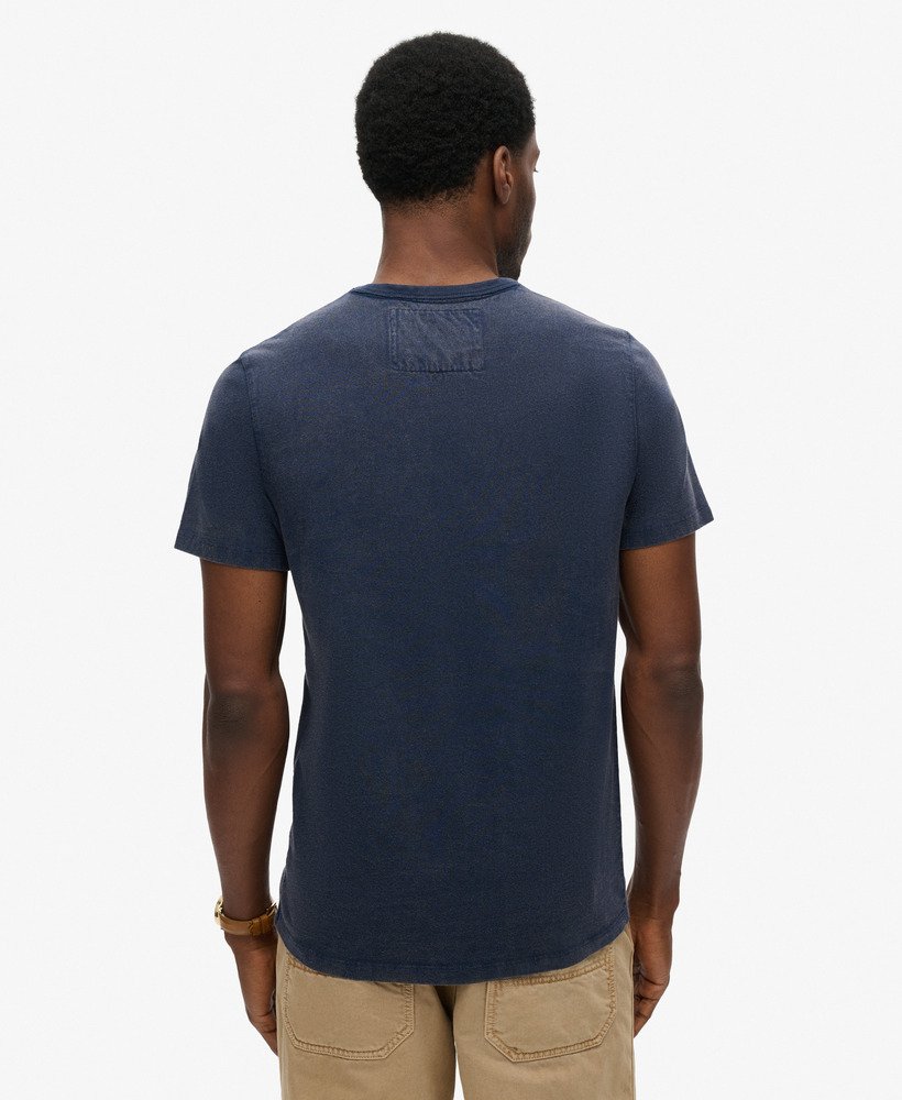 camiseta vintage esportiva de manga curta na cor azul marinho intenso.