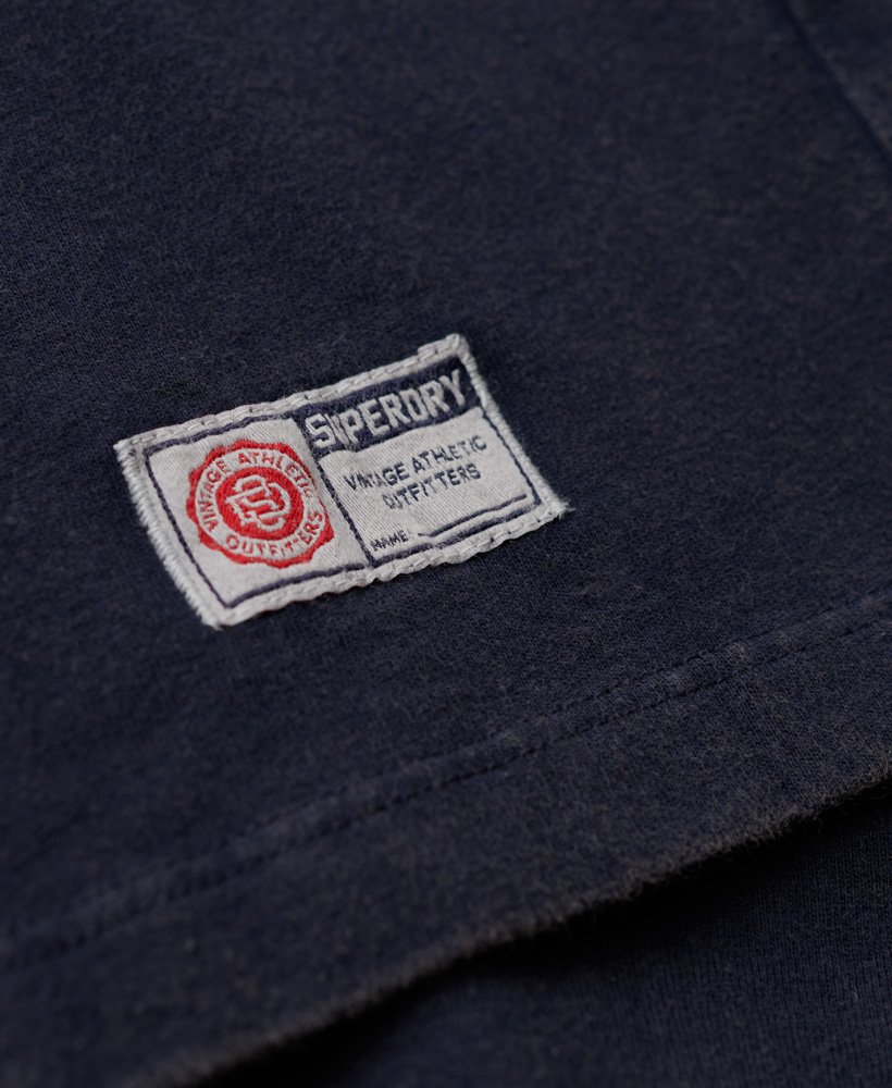 camiseta vintage esportiva de manga curta na cor azul marinho intenso.