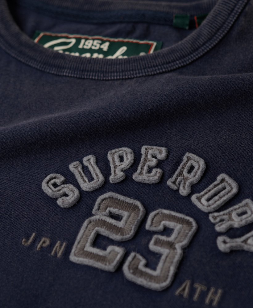 camiseta vintage esportiva de manga curta na cor azul marinho intenso.