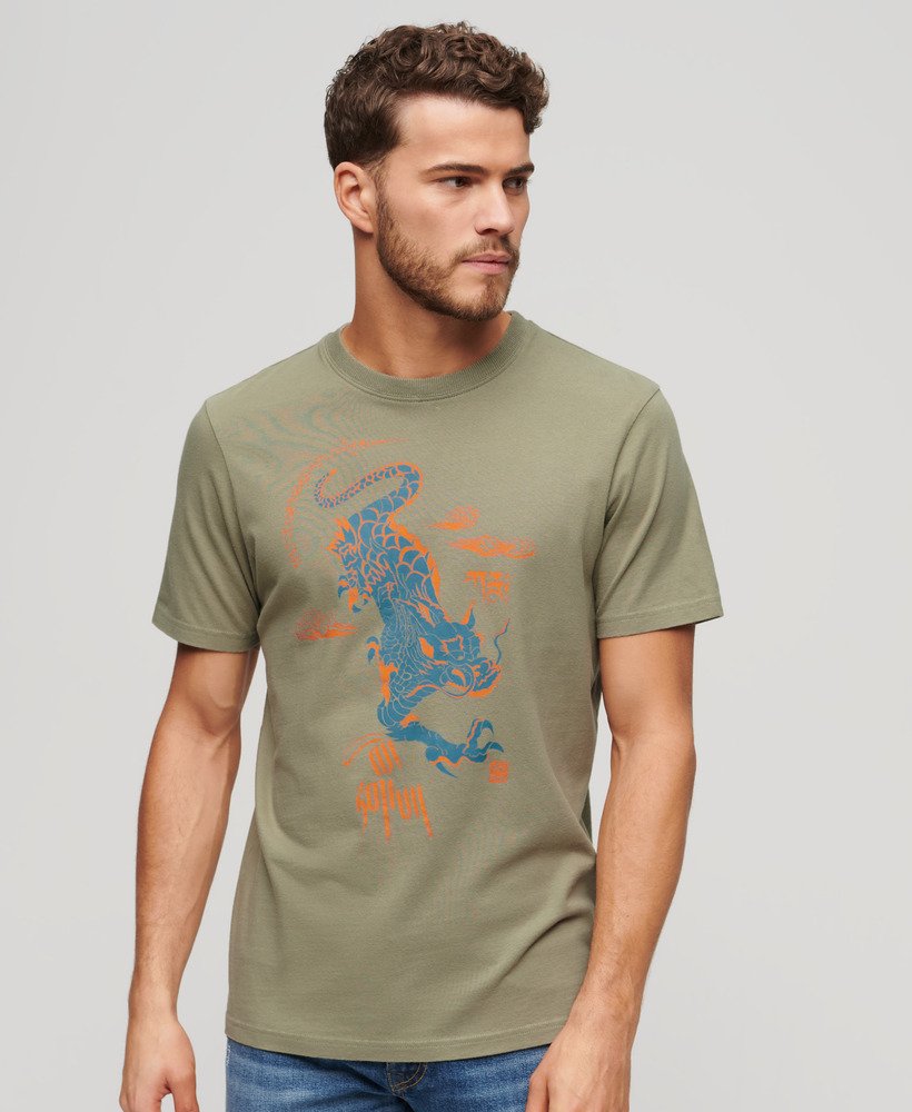 camiseta superdry x komodo kailash dragon na cor verde cáqui claro