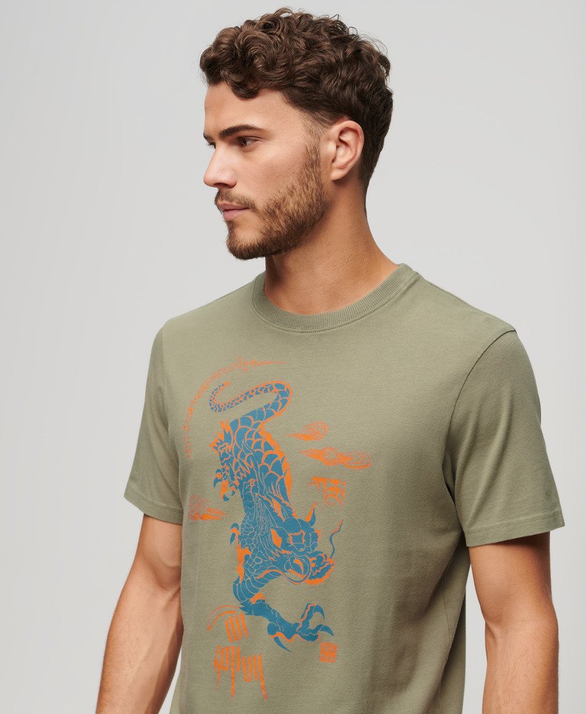 camiseta superdry x komodo kailash dragon na cor verde cáqui claro