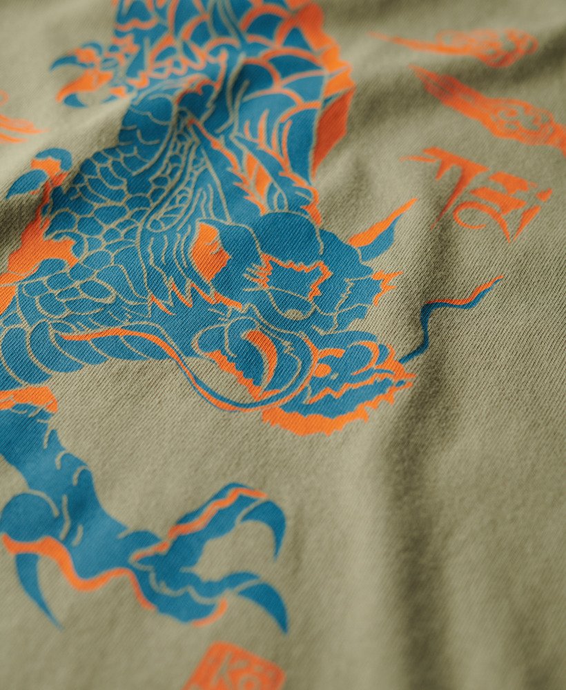camiseta superdry x komodo kailash dragon na cor verde cáqui claro