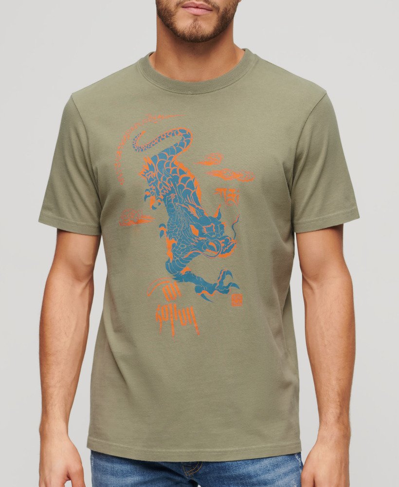 camiseta superdry x komodo kailash dragon na cor verde cáqui claro
