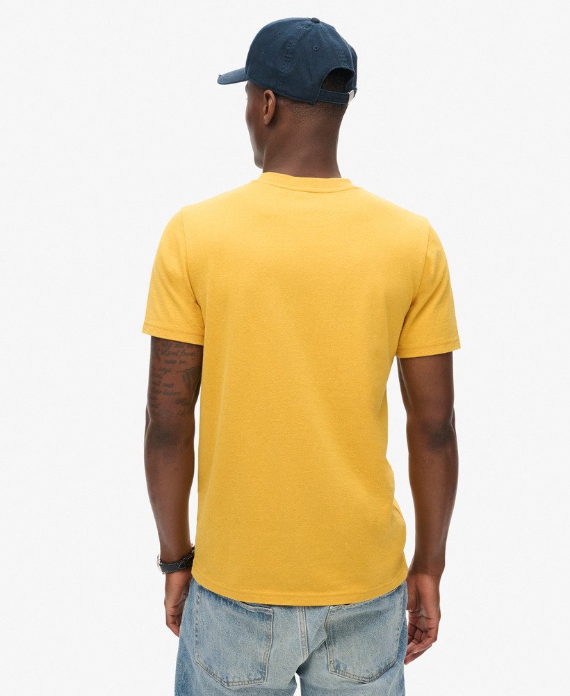 camiseta com estampa great outdoors em amarelo mostarda mesclado
