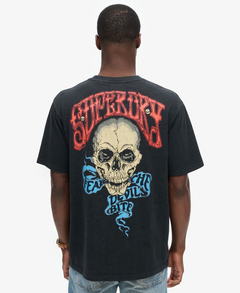 camiseta folgada com estampa de rock de motociclista na cor preta heavy metal.