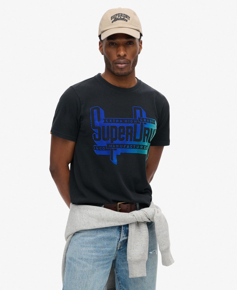 camiseta com estampa degradê flocada na cor nero black mescla.