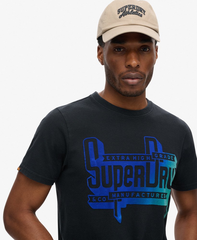 camiseta com estampa degradê flocada na cor nero black mescla.