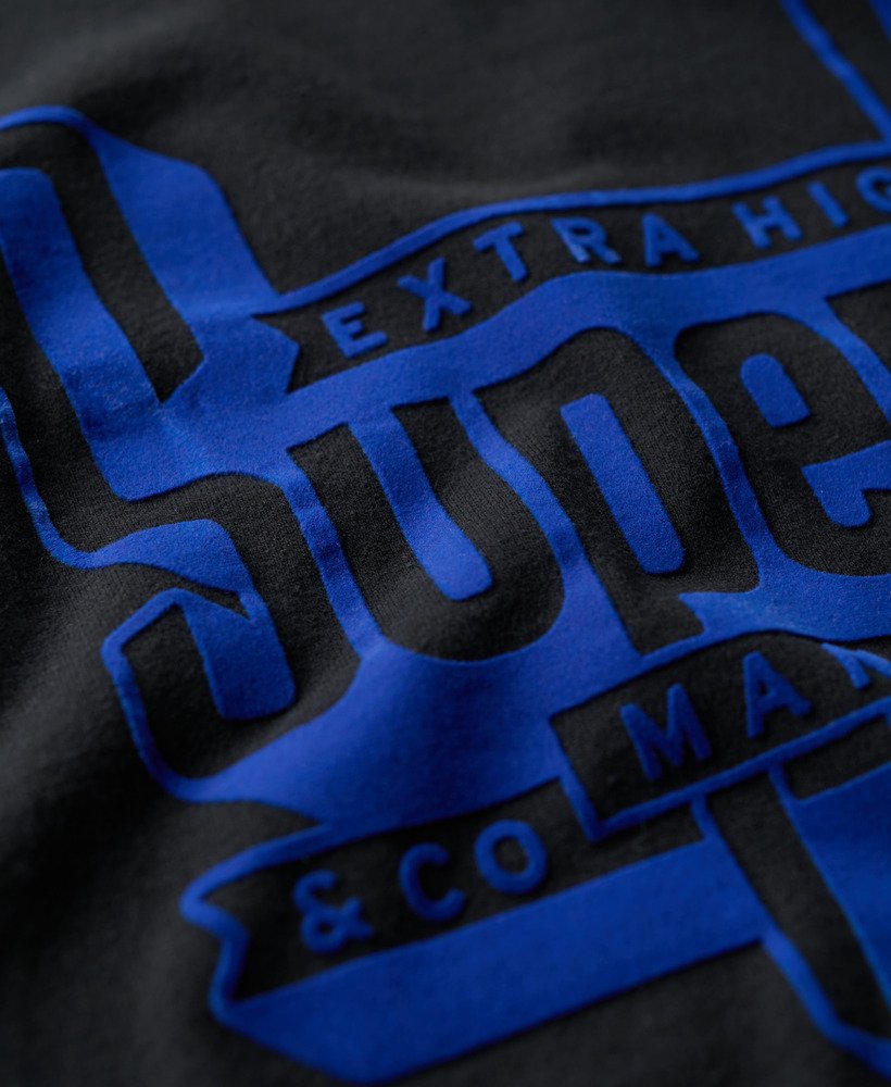 camiseta com estampa degradê flocada na cor nero black mescla.